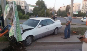 Барнаулец врезался в светофорный столб. 17 июля 2015 года.
