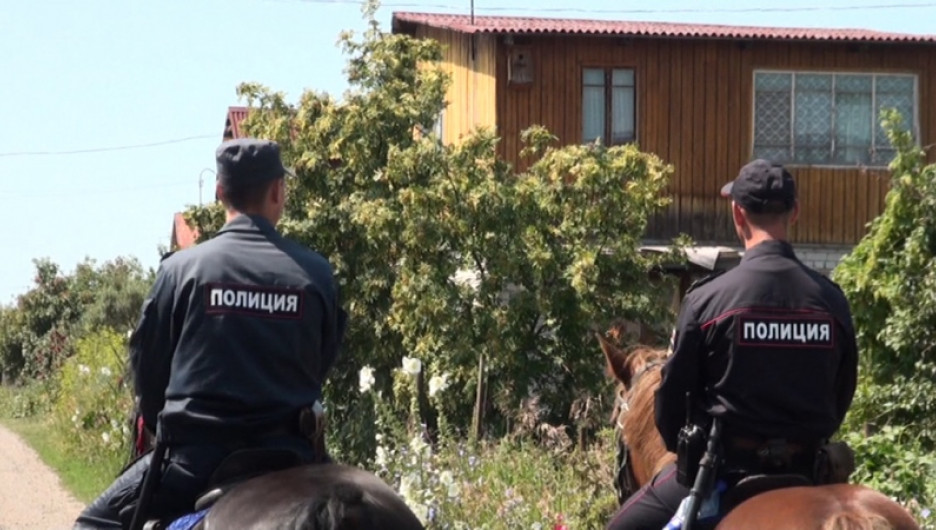 Конная полиция патрулирует дачные поселки на Алтае.