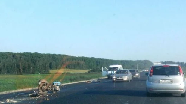 На трассе Новосибирск-Барнаул мотоцикл разорвало в клочья при столкновении с "Рено".