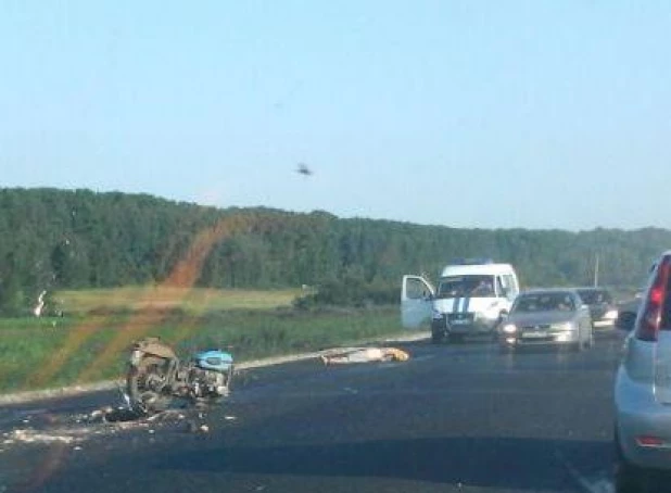 На трассе Новосибирск-Барнаул мотоцикл разорвало в клочья при столкновении с "Рено".