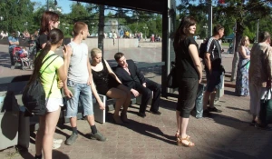 Перфоманс на остановке в Томске.