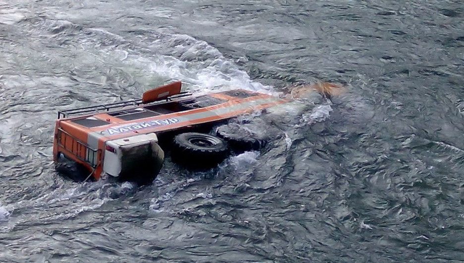 В Горном Алтае утонул экскурсионный КамАЗ.