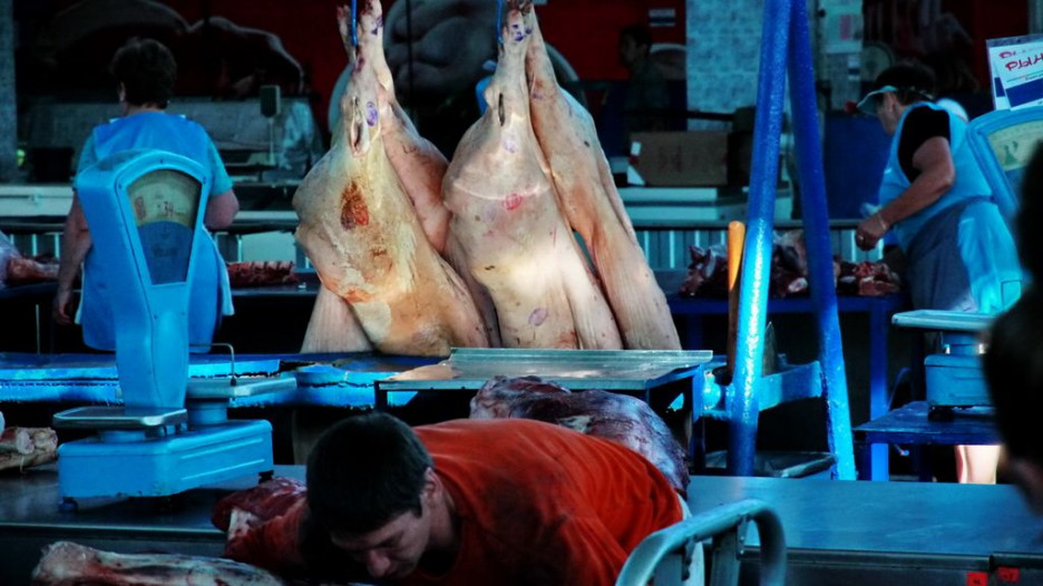 Мясо свинины на рынке.