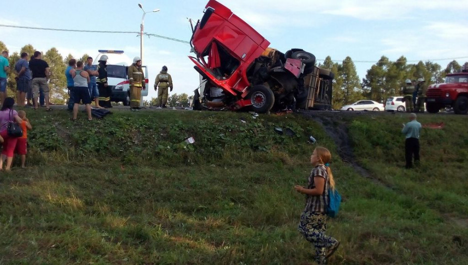 На Змеиногорском тракте столкнулись грузовики. 21 июля 2015 года.
