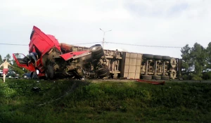 На Змеиногорском тракте столкнулись грузовики. 21 июля 2015 года.