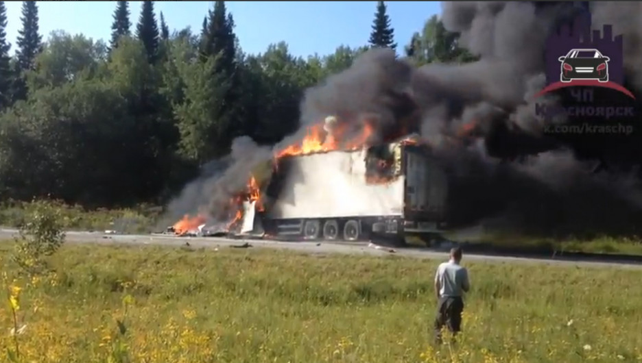 В Красноярском крае столкнулись грузовик и пассажирский автобус.