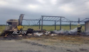 Под Новосибирском фура въехала в дорожников.