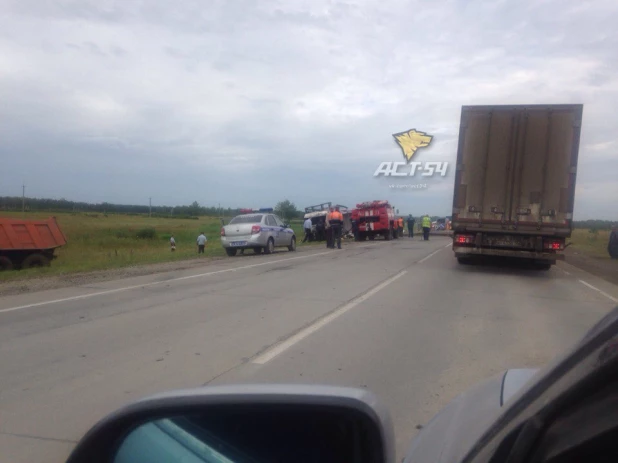 Под Новосибирском фура въехала в дорожников.