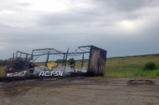 Под Новосибирском фура въехала в дорожников.