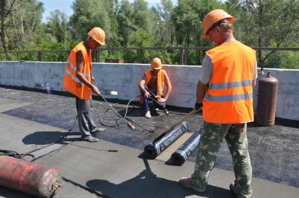 Строительство нового моста в Зональном районе через реку Чемровка.