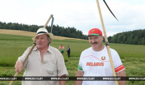 Лукашенко научил Депардье косить траву.