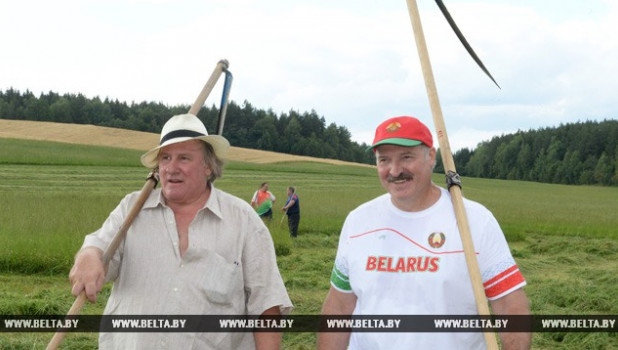 Лукашенко научил Депардье косить траву.