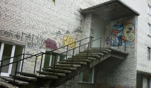 Стена здания АлтГУ корпуса "С".