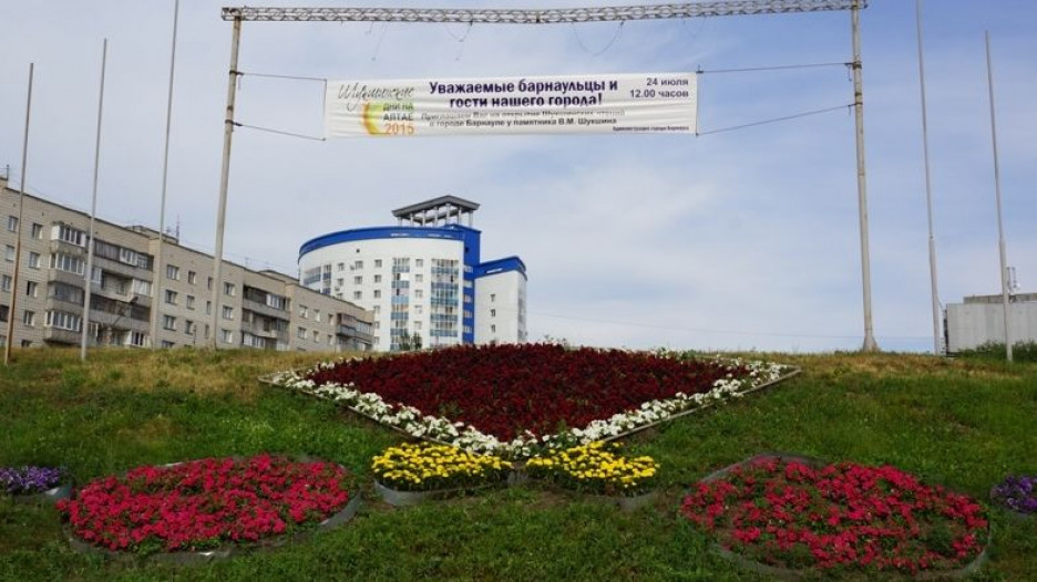 Вазы и клумбы в Индустриальном районе Барнаула.