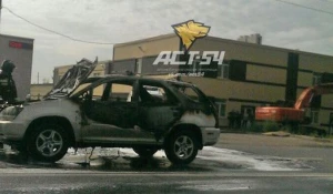 В Новосибирске сгорел алтайский кроссовер.