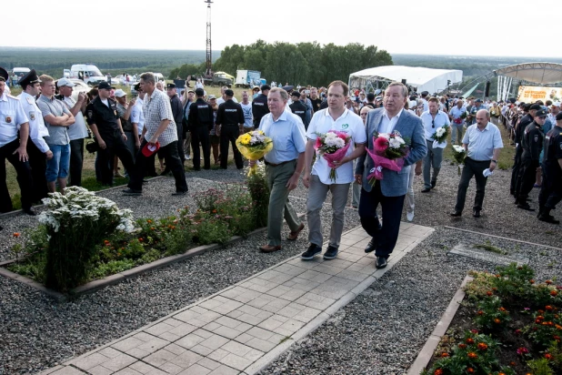 Иван Лоор, Владимир Мединский и Александр Карлин. Сростки, 25 июля 2015 года.