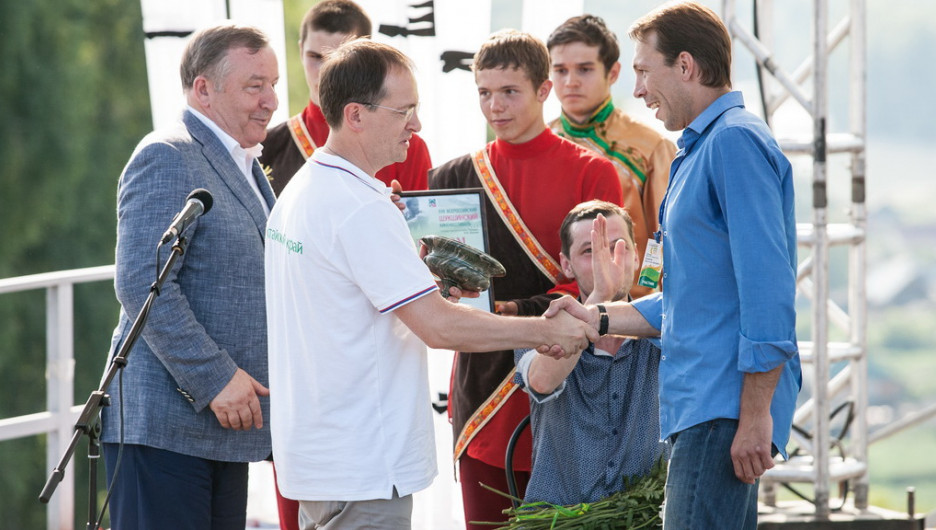 Александр Карлин, Владимир Мединский и Константин Балакирев. Сростки, 25 июля 2015 года.