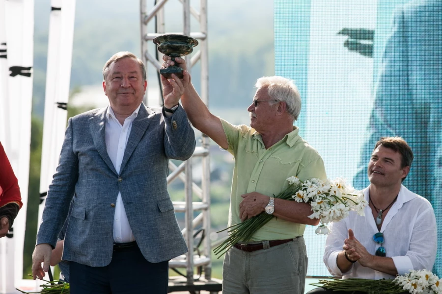 Александр Карлин, Сергей Никоненко и Евгений Дятлов. Церемония награждения победителей и участников всероссийского Шукшинского кинофестиваля. Сростки, 25 июля 2015 года.