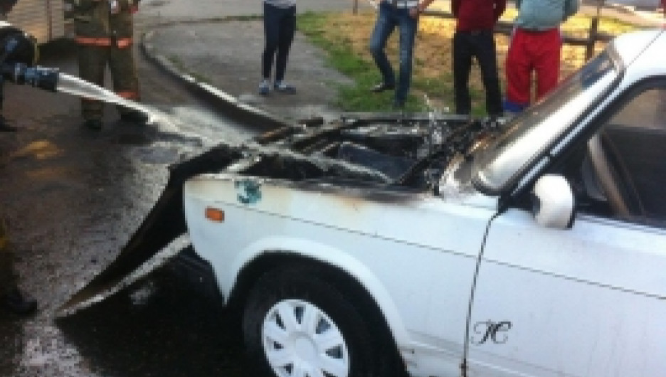 В Барнауле горела машина. 26 июля 2015 года.