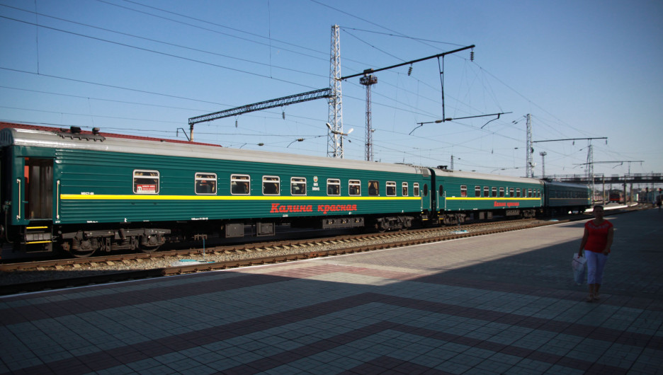 Поезд на железнодорожном вокзале в Барнауле.