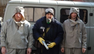 Специалисты Центра гигиены и эпидемиологии проверяют радиационный фон.