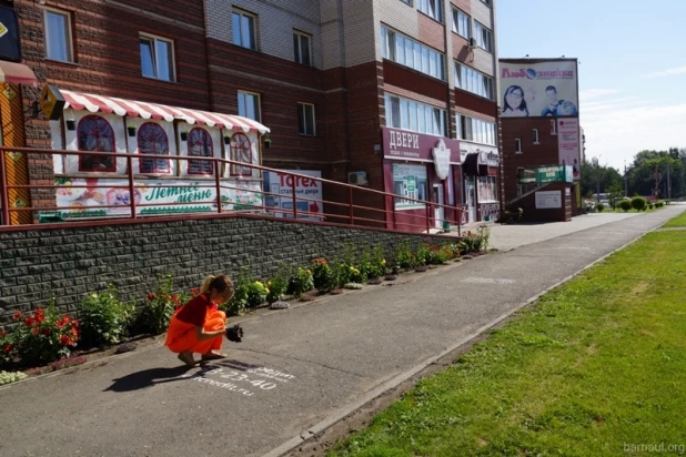 В Барнауле закрашивают надписи на асфальте.