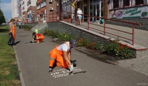 В Барнауле закрашивают надписи на асфальте.