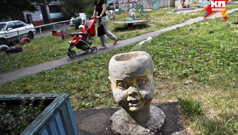 В Барнауле нашли урну в форме детской головы.