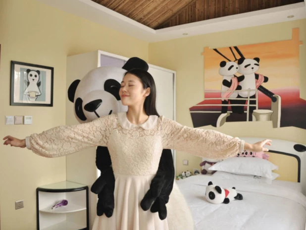 Panda Inn. Эмэйшань, Китай. Даже персонал гостиницы работает исключительно в костюмах панд.