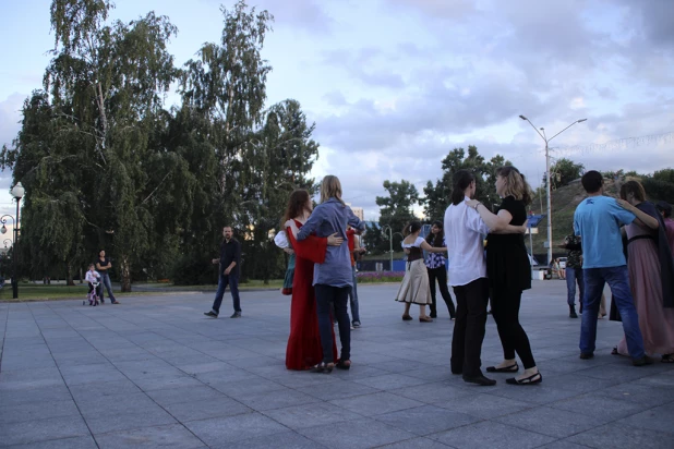 Репетиция танцев Средиземья на площадке у театра драмы. 30 июля 2015 года.