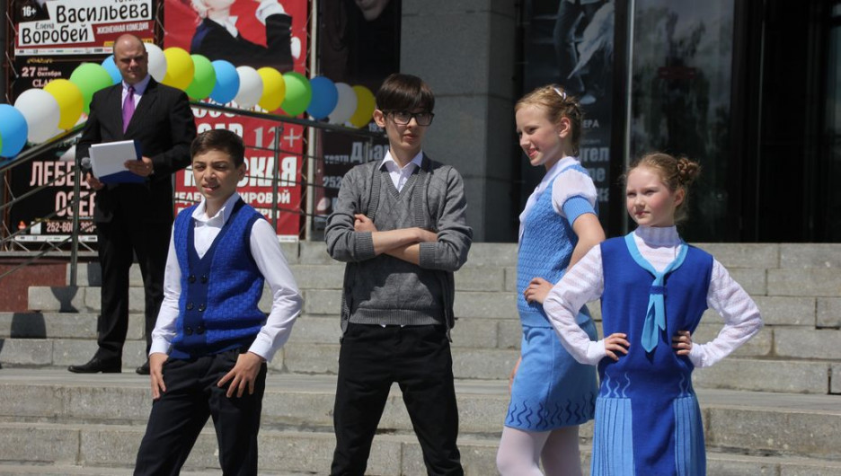 Коллекцию новых моделей школьной формы, разработанных швейниками края, демонстрировали на июньской выставке детских товаров у Театра драмы ученики школы моды "Светлана".