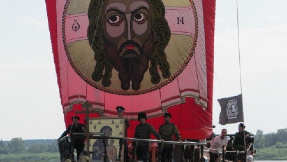 Казаки привезли на паруснике икону в Томск.