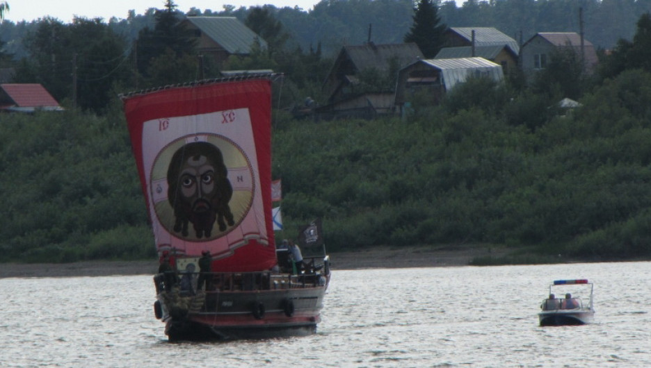 Казаки привезли на паруснике икону в Томск.