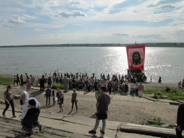 Казаки привезли на паруснике икону в Томск.