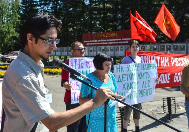 В Бийске прошёл митинг в защиту леса, окружающего город.