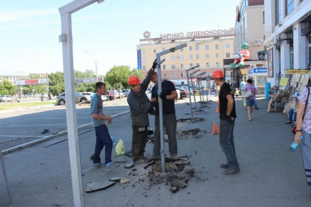 В Барнауле у ЦУМа началась стройка.