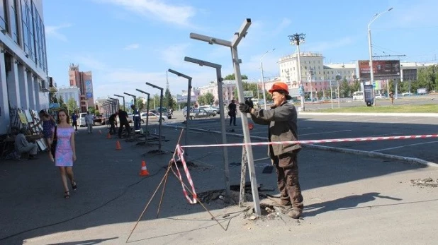 В Барнауле у ЦУМа началась стройка.