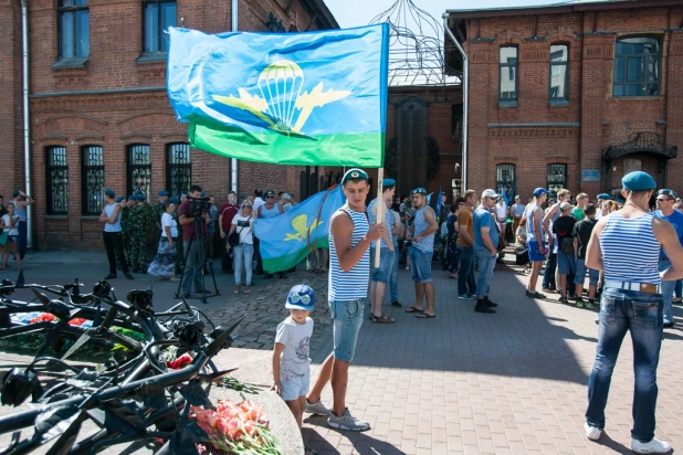 В Барнауле прошел День ВДВ.