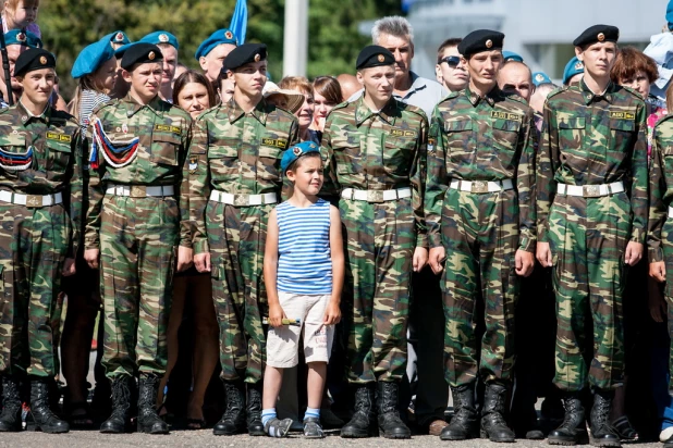 В Барнауле прошел День ВДВ.