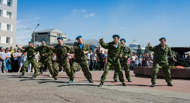 В Барнауле прошел День ВДВ.