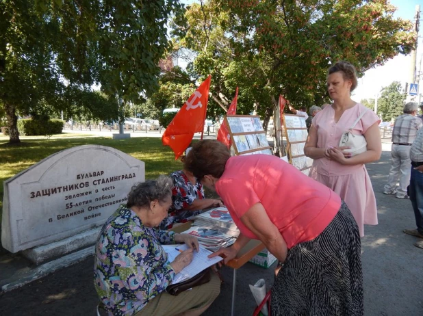 В Барнауле коммунисты митинговали против вырубки лесов.