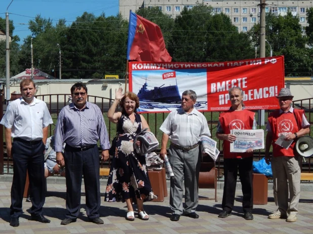 В Барнауле коммунисты митинговали против вырубки лесов.