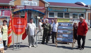 В Барнауле коммунисты митинговали против вырубки лесов.