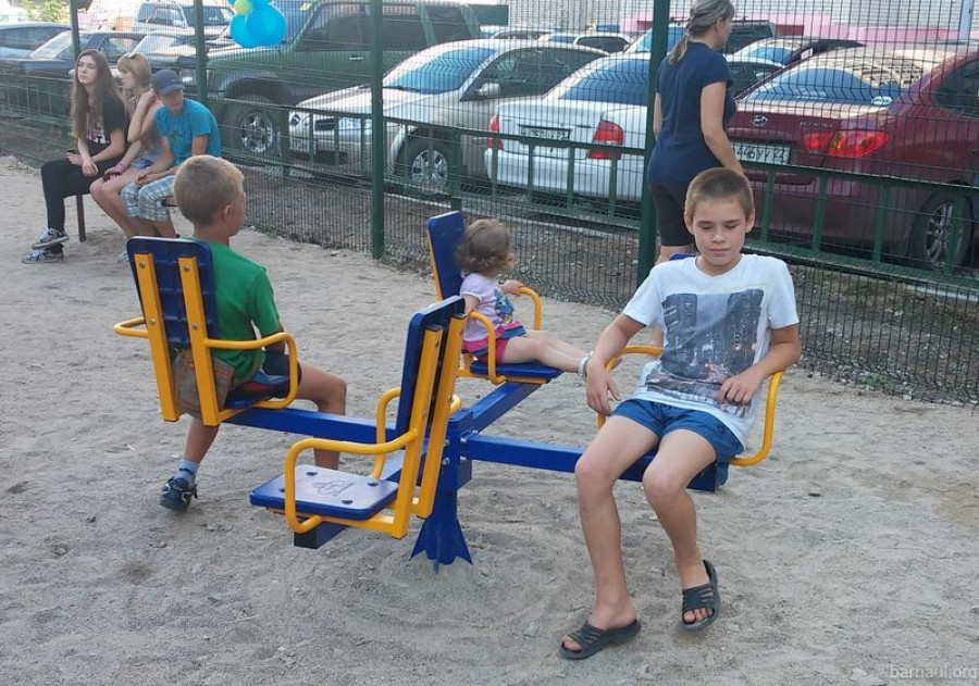 В Барнауле открылась новая детская площадка.