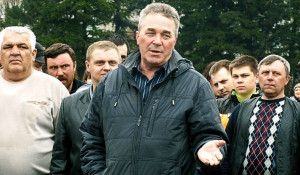 Владимир Ларионов (в центре) на митинге рубцовчан против плохих дорог.