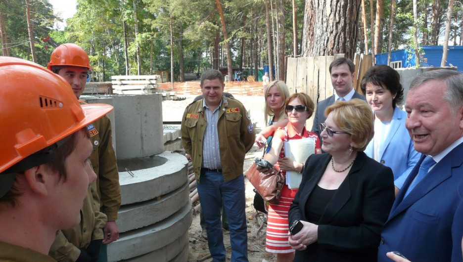 Министр здравоохранения побывала на строительстве перинатального центра в Барнауле.