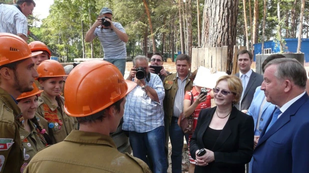 Министр здравоохранения побывала на строительстве перинатального центра в Барнауле.