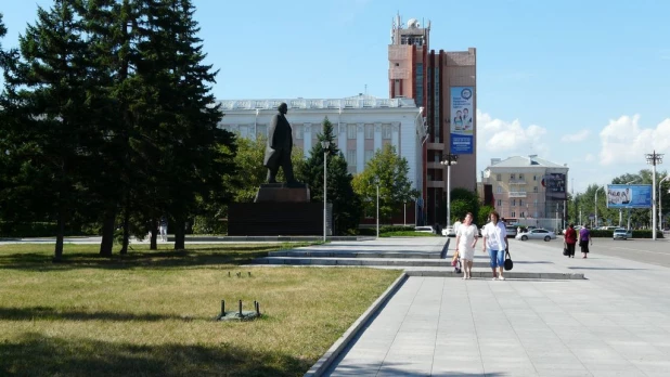 В Барнауле разъехались блоки постамента памятника Ленину на площади Советов.