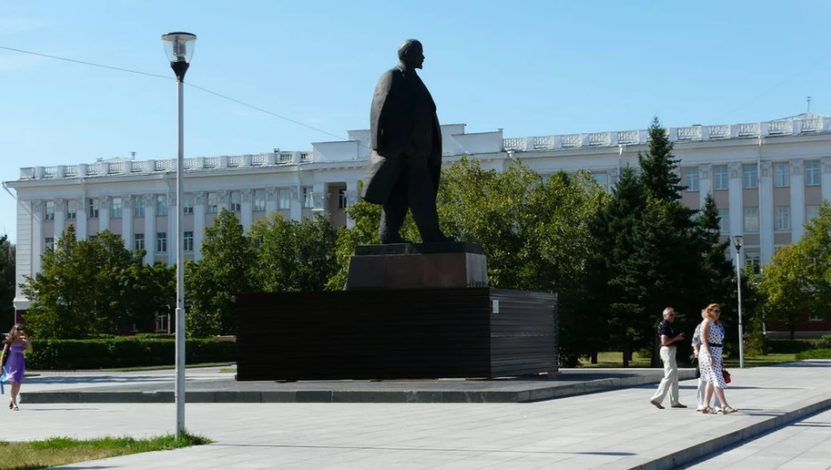 В Барнауле разъехались блоки постамента памятника Ленину на площади Советов.