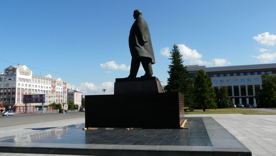 В Барнауле разъехались блоки постамента памятника Ленину на площади Советов.